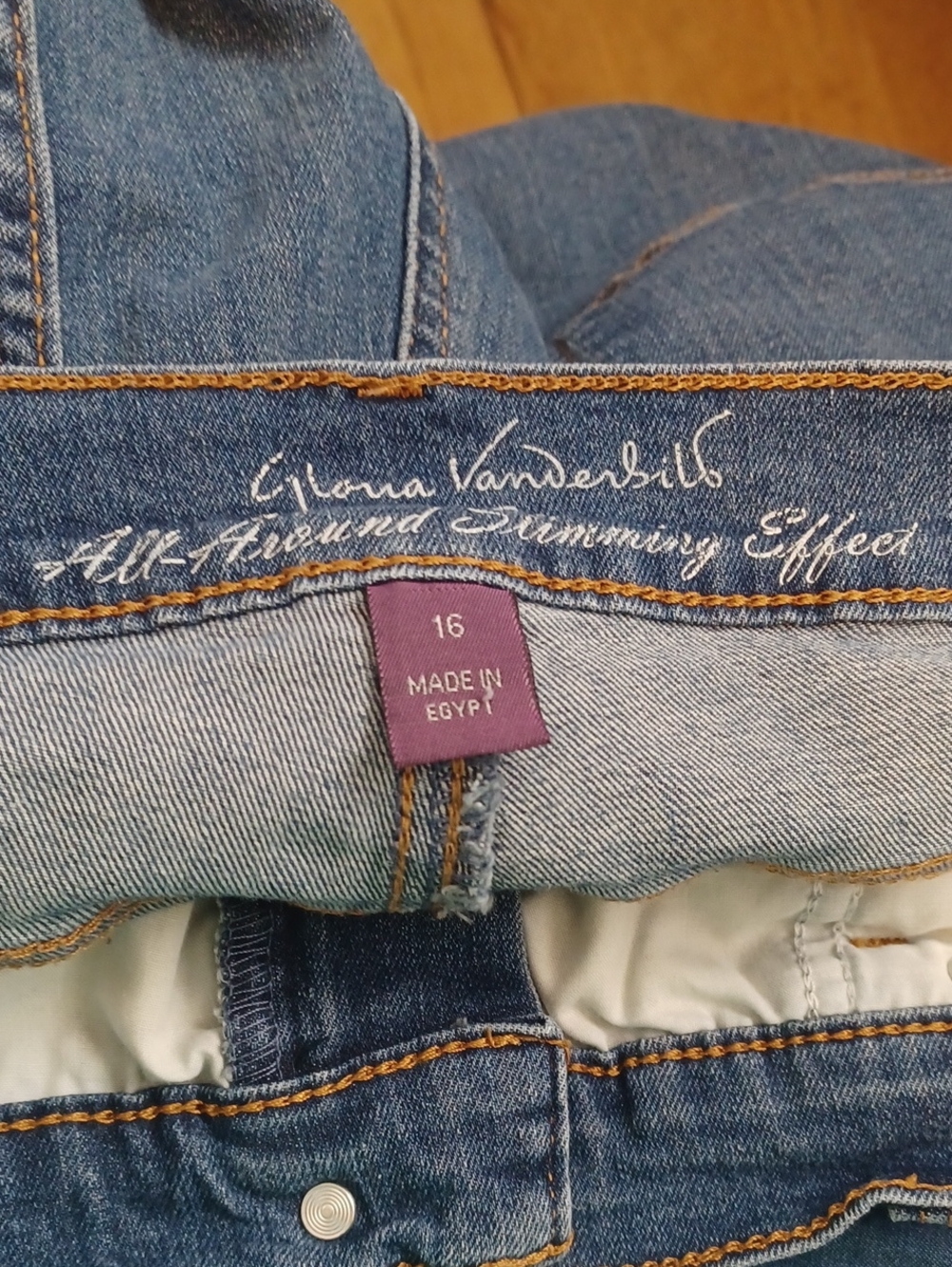Gloria Vanderbilt Midwash Denim Capris Sz16. L.20".R.11.5".W.35".Slits On Leg. - Picture 5 of 8